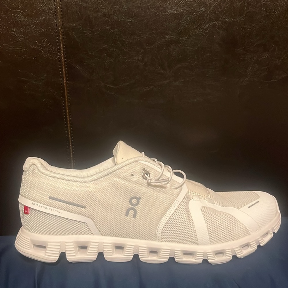 On Cloud 5 men’s/women’s white running shoes/sneakers